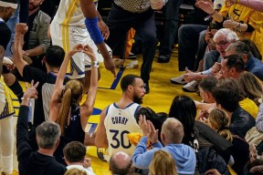 太阳城娱乐城_勇士NBA战胜达拉斯独行侠库里三分锁定(nba勇士大战)