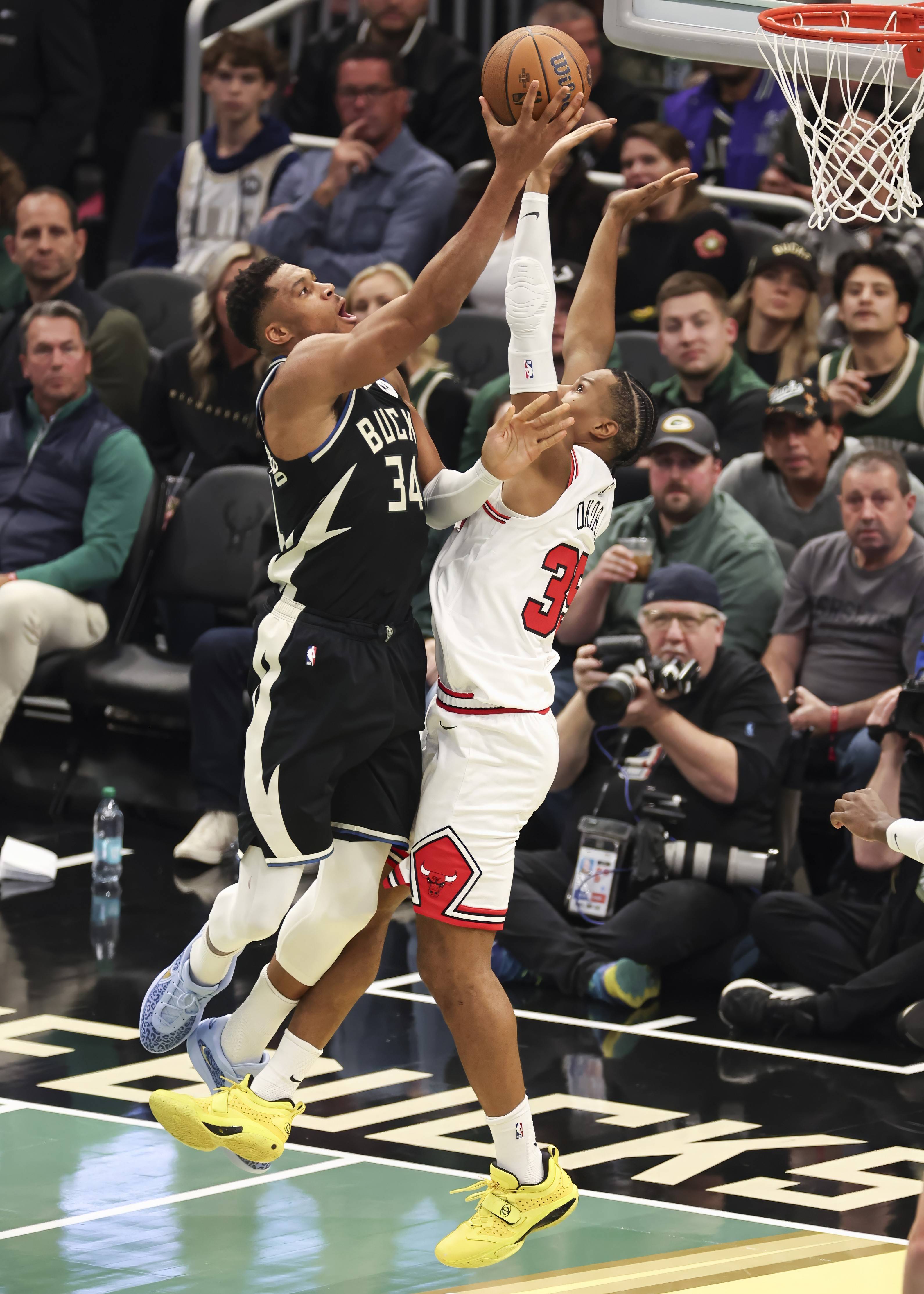 凯尔特人NBA战胜密尔沃基雄鹿杰伦布朗突破得分